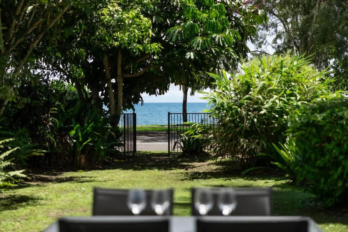 Sea Heaven - Beachfront Getaway on the Esplanade - B&B Clifton Beach