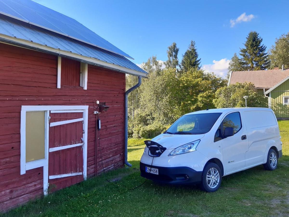 Palokärki Schwarzspecht, house and lakeside sauna in the countryside - Chambres d'hôtes Varpaisjärvi