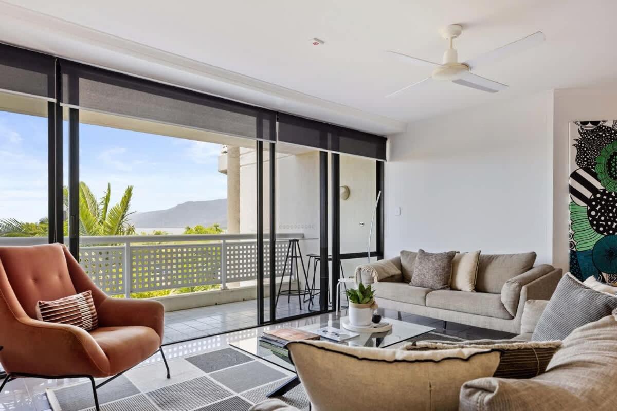 The Abbott—A Sea-Swept Esplanade Abode - B&B Cairns