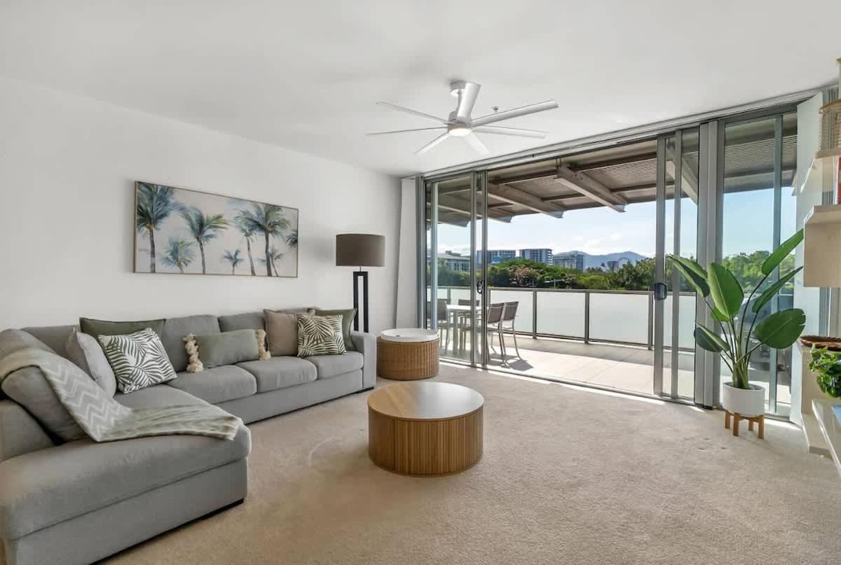 Cairns Coastal Charmer - Your Waterfront Sanctuary - Bed and Breakfast Cairns