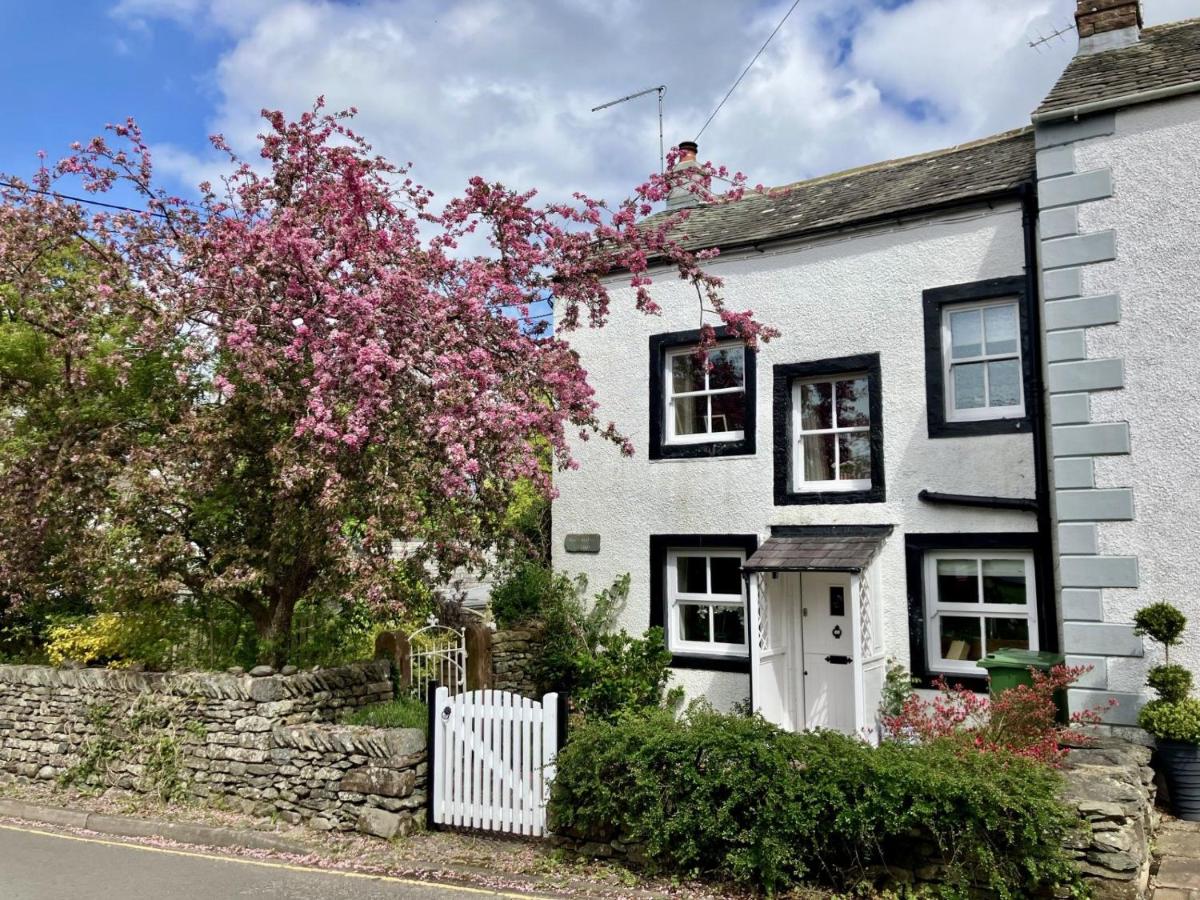 Blacksmiths Cottage a traditional cottage with garden and wood burning stove in Pooley Bridge, Ullwater - Chambres d'hôtes Pooley Bridge