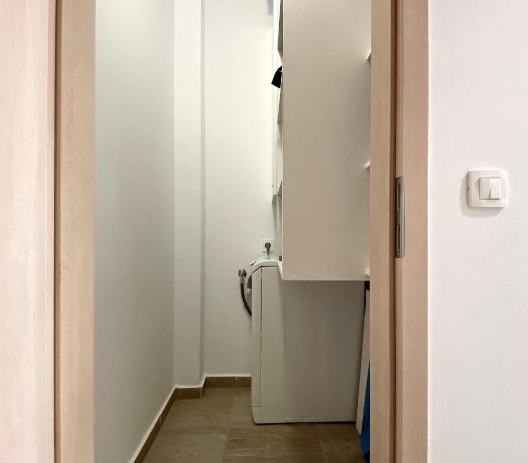 Pet Friendly Arghezi Apartment - Ferienwohnung Kronstadt