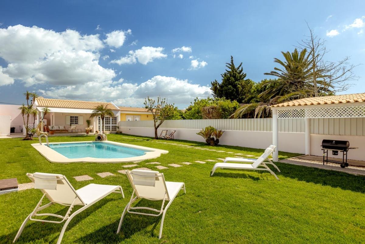 Charming Countryside Villa with Pool near Horses - B&B Alcochete