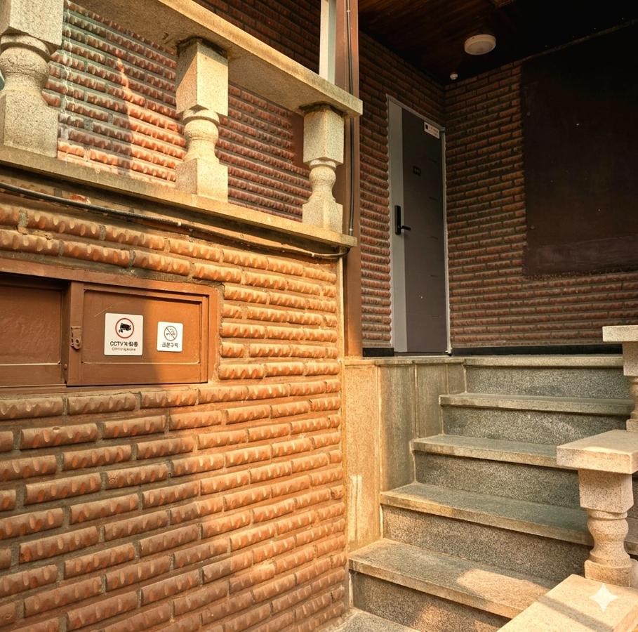 건대역5분 성수 감성숙소 5 min walk to Konkok Univ Station # 6-Minute Walk to Airport Limousine # Seongsu Cafe Street Walking Tour Hotspots & Pop-up Stores #Seoul Forest # Thukseom Han River Park #KSPO # COEX #Gangnam - Bed and Breakfast Seoel