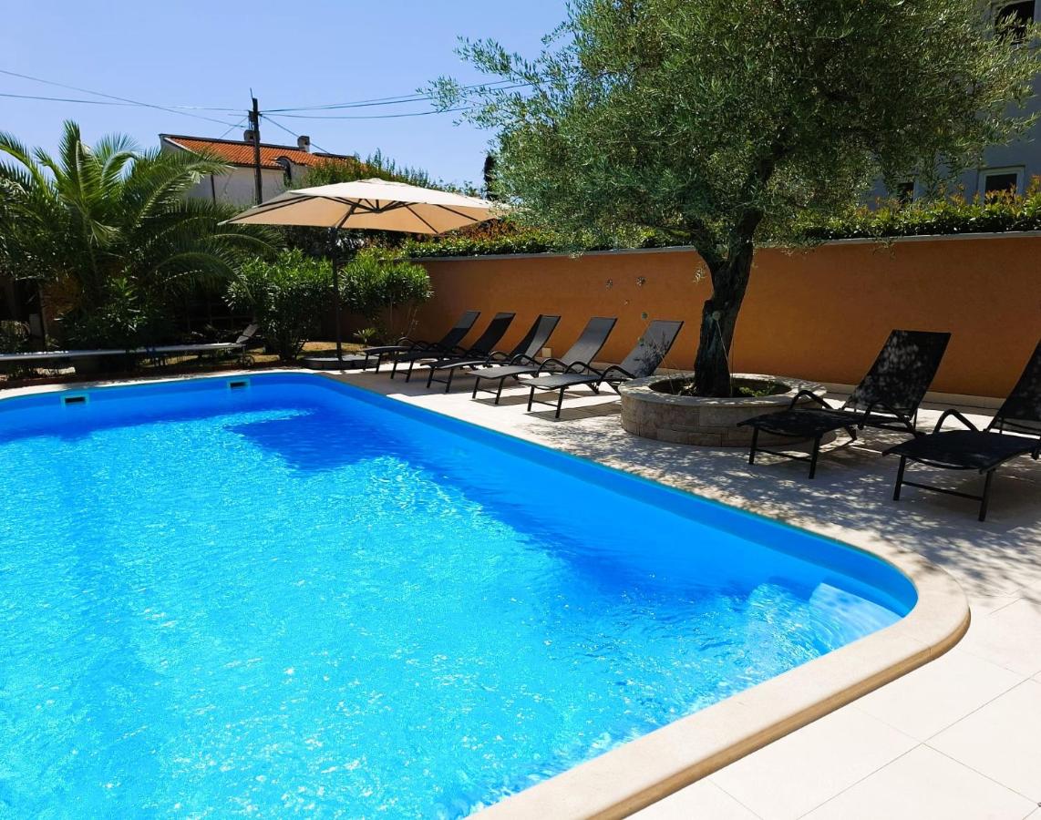 Paradise for children, Family apartment Oros Medulin, with a pool, gl - B&B Medulin