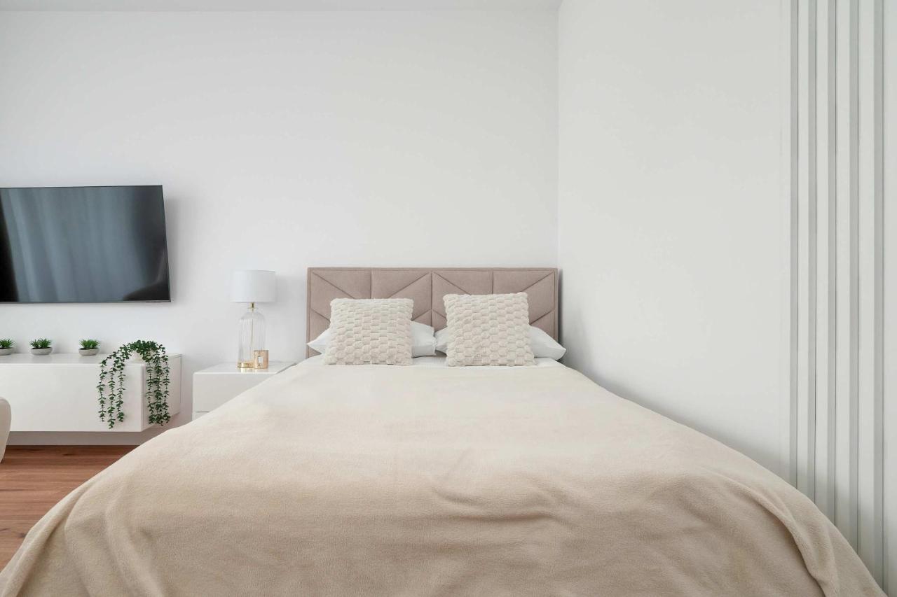 Nowoczesne Studio z Parkingiem w Zielonej Okolicy by Noclegi Renters - B&B Łódź
