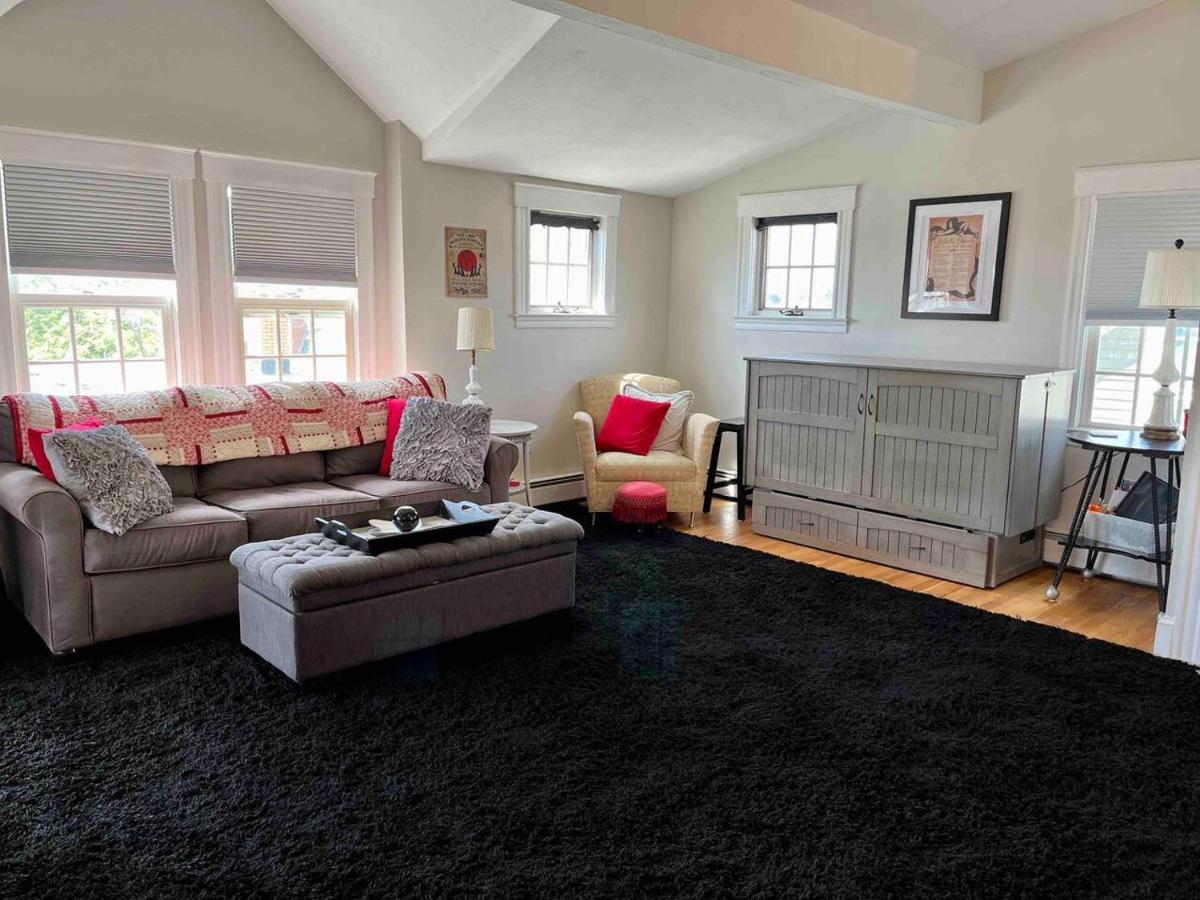 Stay in the Heart of Salem hosted by Erin and Matt - Bed and Breakfast Salem