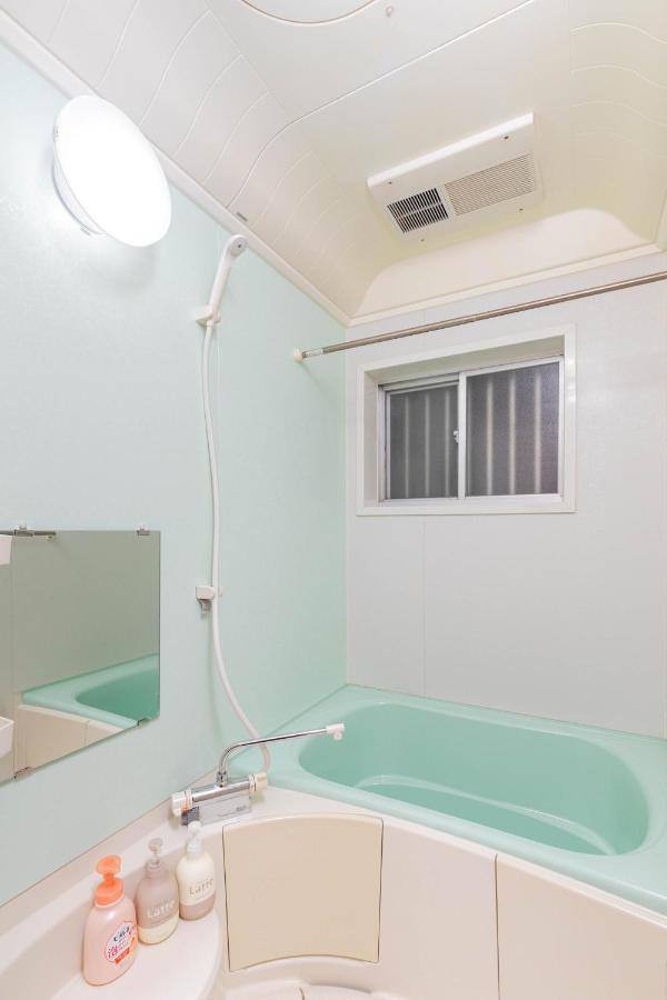 3LDK Entire house for rent 3 bedrooms, 2 toilets, and parking lot! Close to the station, Osaka Castle, and USJ! - Chambres d'hôtes Osaka