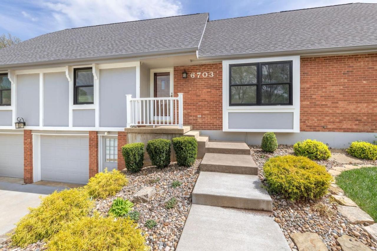 Spacious 4 BR 3 BA with Fenced Yard - Bed and Breakfast Shawnee