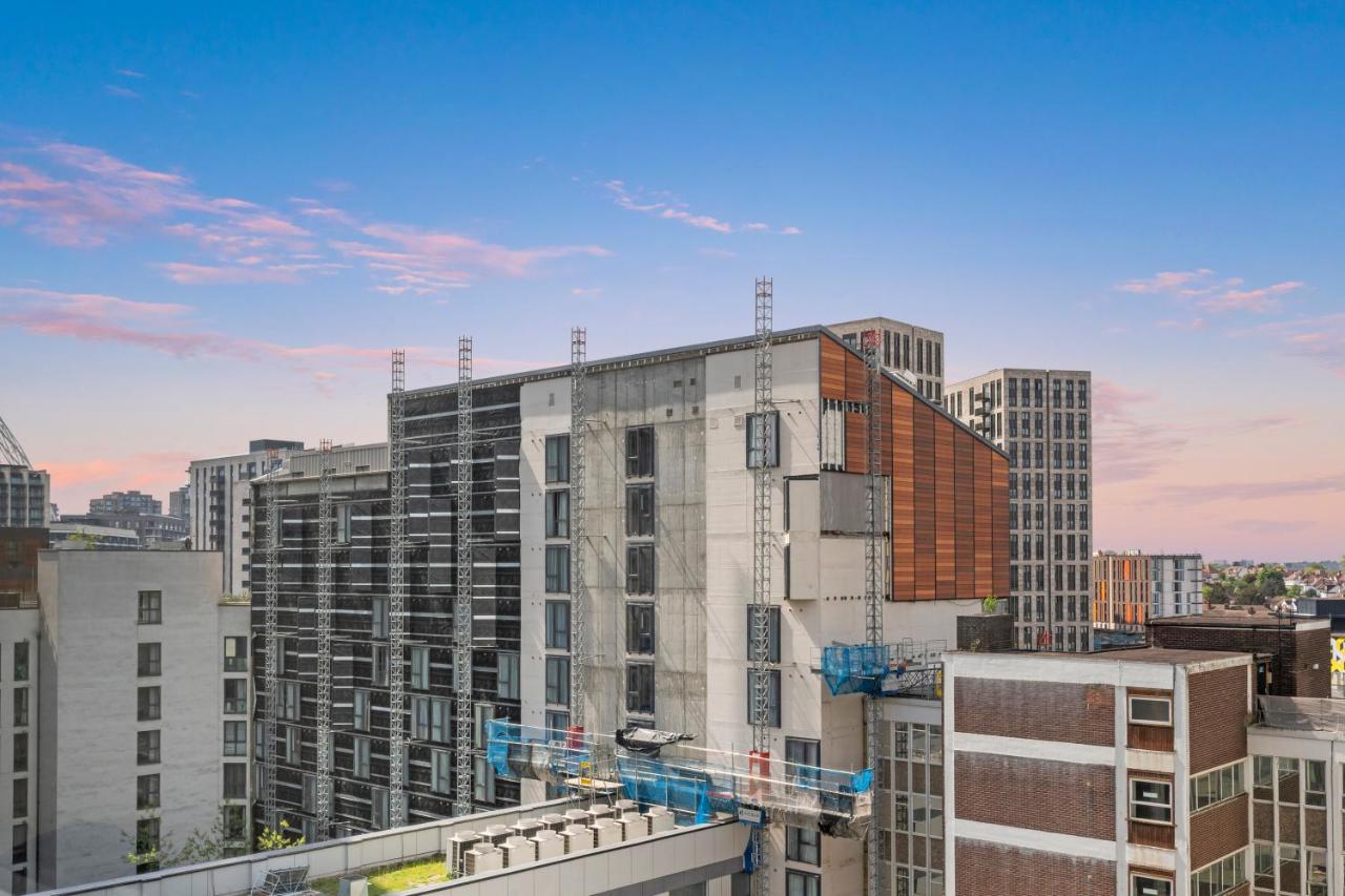 Modern 2BR Flat Near Wembley Stadium with Gym & Cinema Room By Stay Aura Short Term Rental Wembley - B&B Londra
