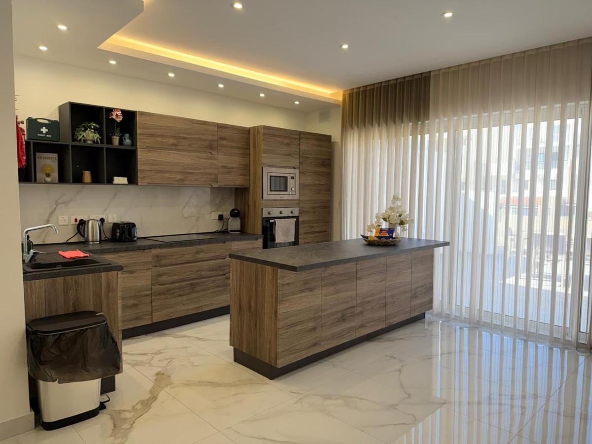 Exclusive 2 Bed Penthouse with pool - by Hostmt - B&B Mellieha