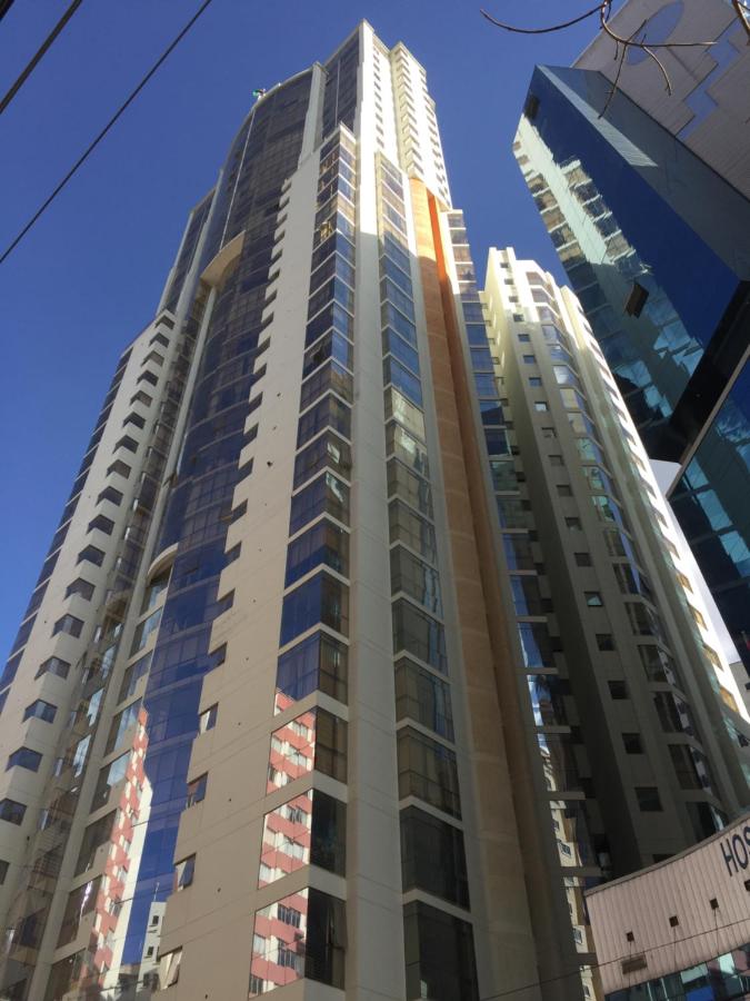 Cerca, a pasos de la Embajada de EEUU - B&B La Paz