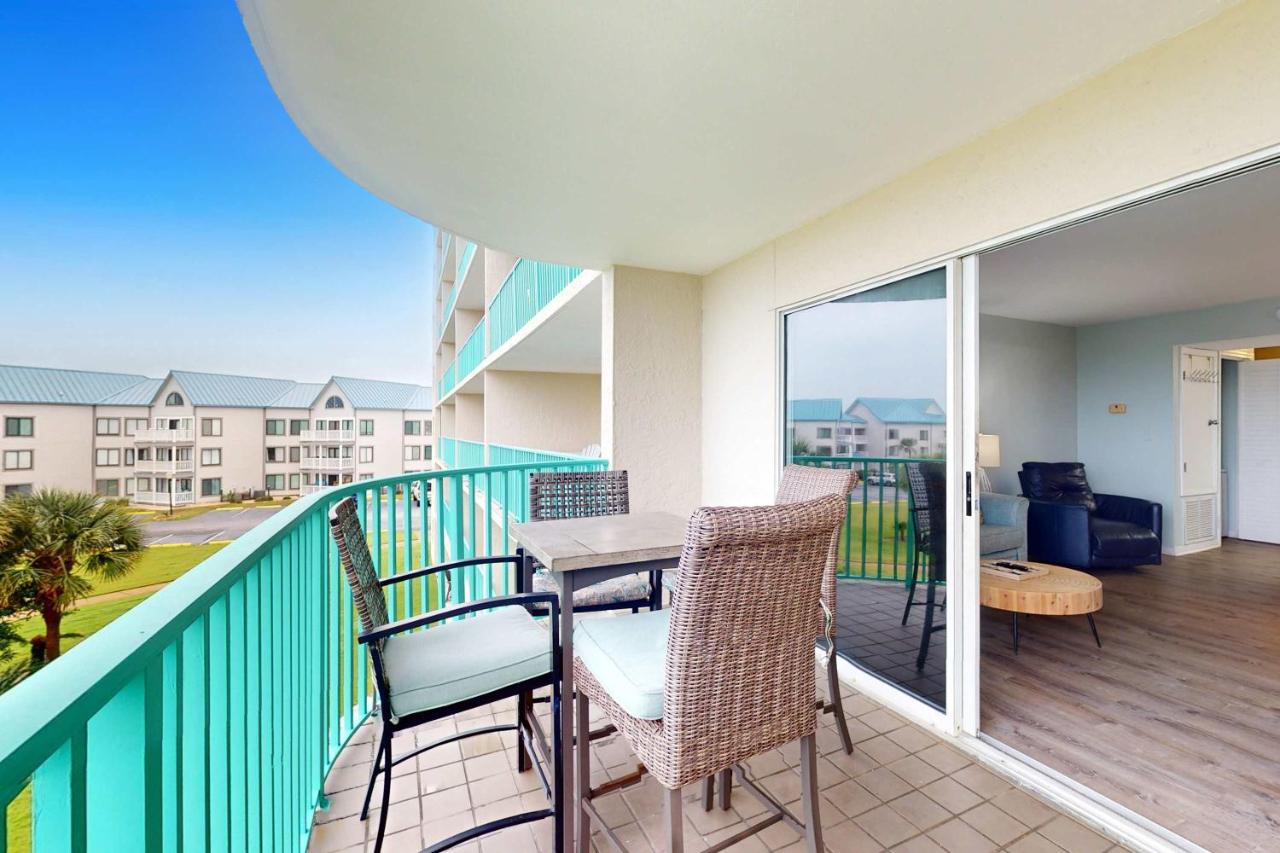 Waterfront condo with shared pool & hot tub - near dining & the beach - B&B Fort Morgan
