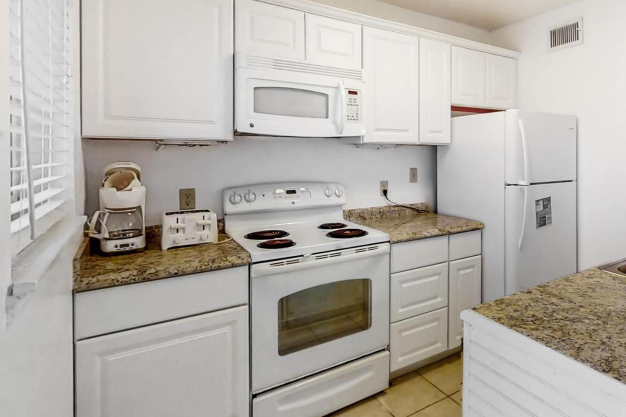 Sunny Gulf View Condo w Balcony WiFi AC & Shared Pools Hot Tubs Tennis - Chambres d'hôtes Fort Morgan