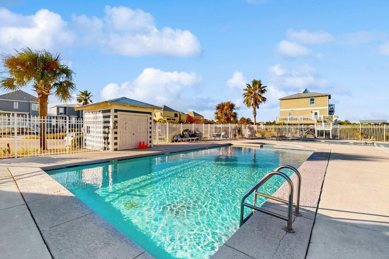 Dog friendly home with shared pool hot tub and private washer and dryer - B&B Gulf Shores