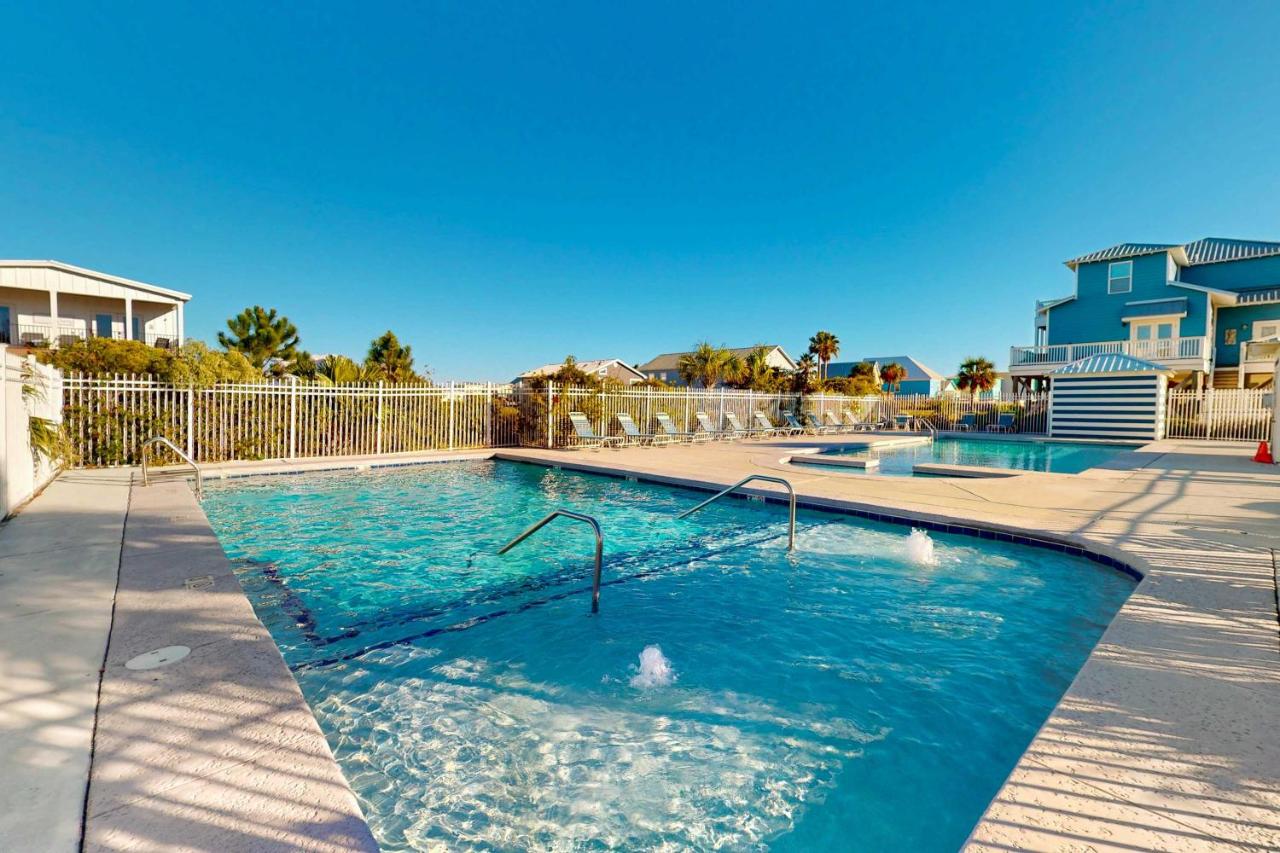 Dog friendly home with shared pool hot tub and private washer and dryer - B&B Gulf Shores