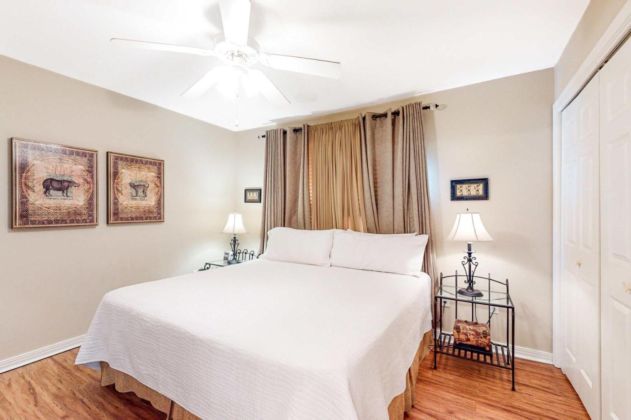 Stylish coastal escape near the beach with pool WiFi full kitchen & central AC - Chambres d'hôtes Gulf Shores