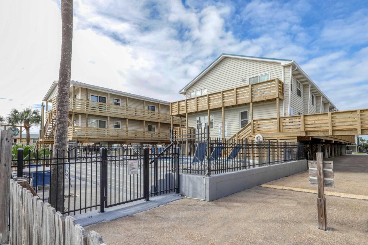 Condo right across from the beach with a balcony W&D central AC & pool access - Chambres d'hôtes Gulf Shores