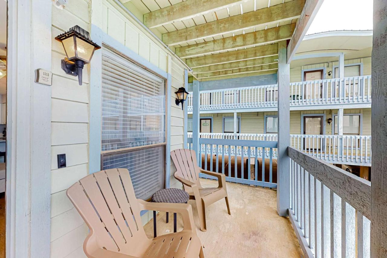 Cozy condo with turquoise pool open layout smart TVs balcony & AC - B&B Gulf Shores