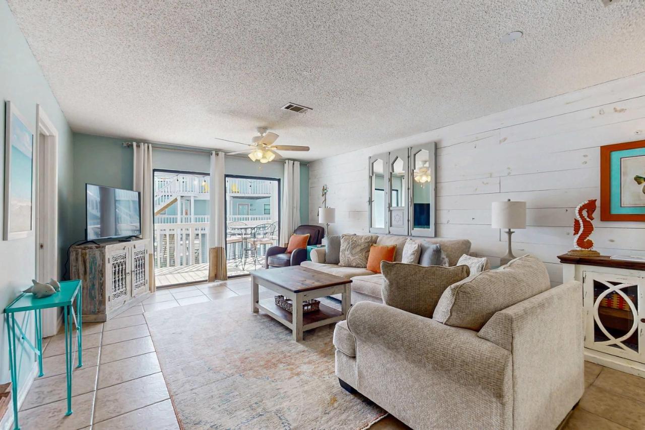 Updated condo on Wolf Bay with shared pool tennis and boat launch - B&B Orange Beach