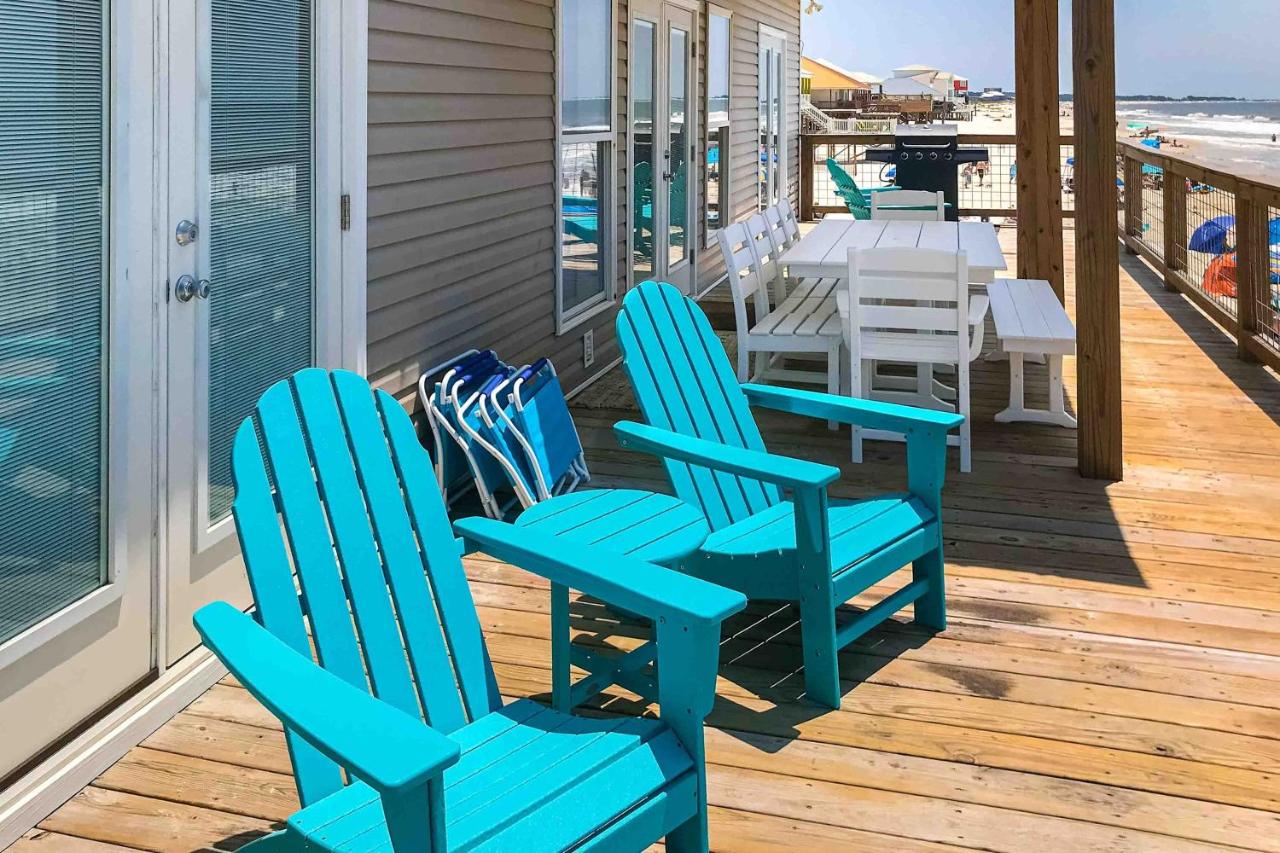 Spacious Beachfront Home with Free WiFi Central AC & a Furnished Deck - Bed and Breakfast Dauphin Island