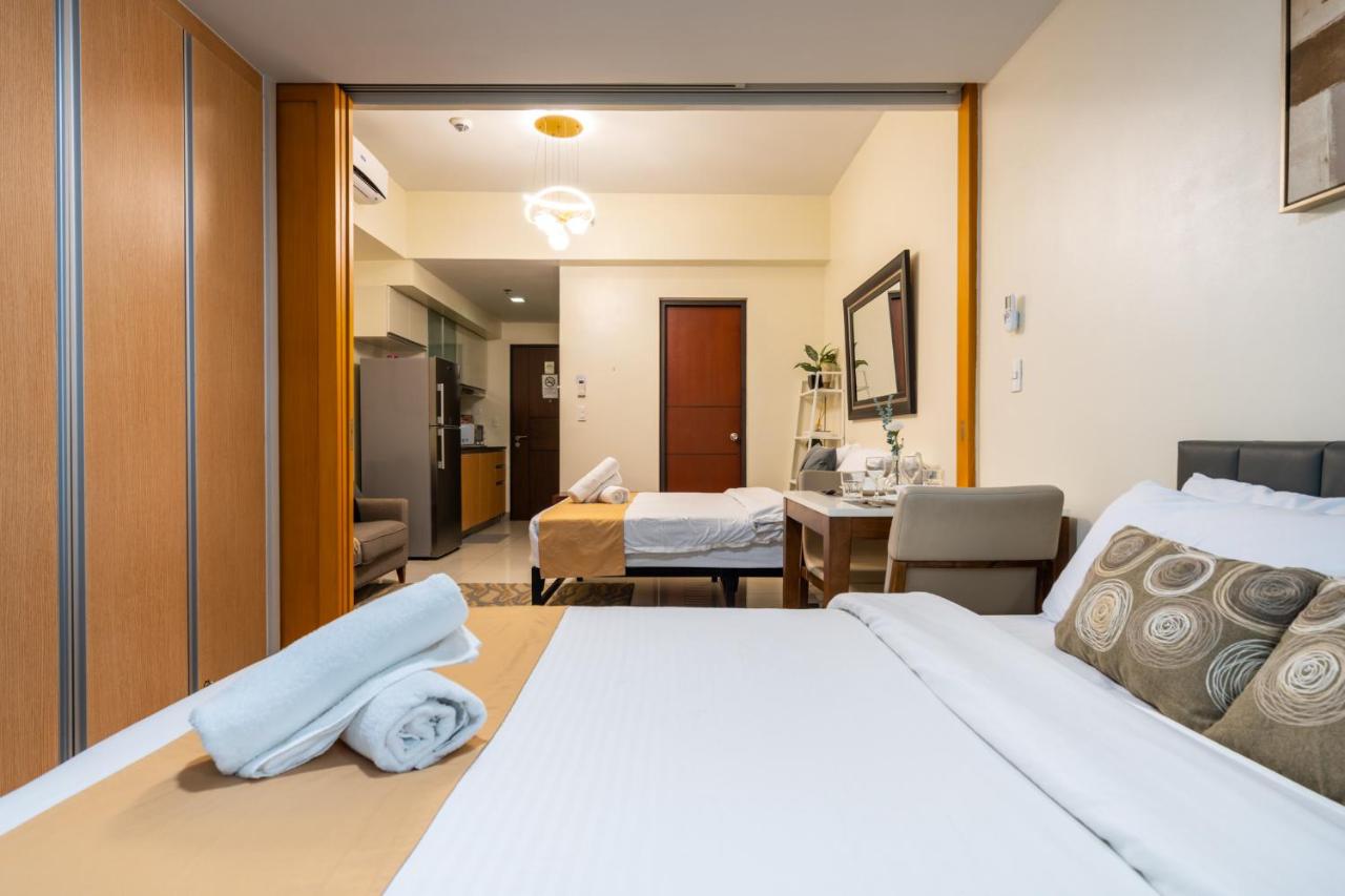 Uptown Mall Linked 1BR 2 Beds Best Value BGC - B&B Manila