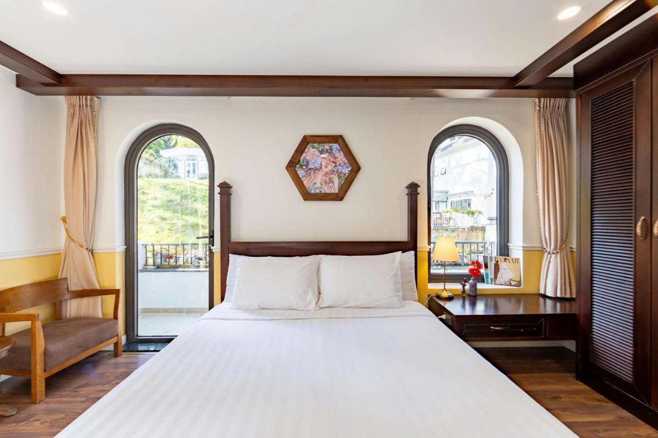 Habitación con cama extragrande y balcón