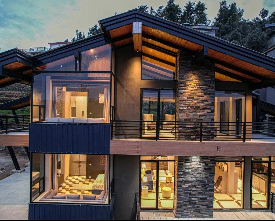 Private Luxury Villa in European Village - B&B Muktesra