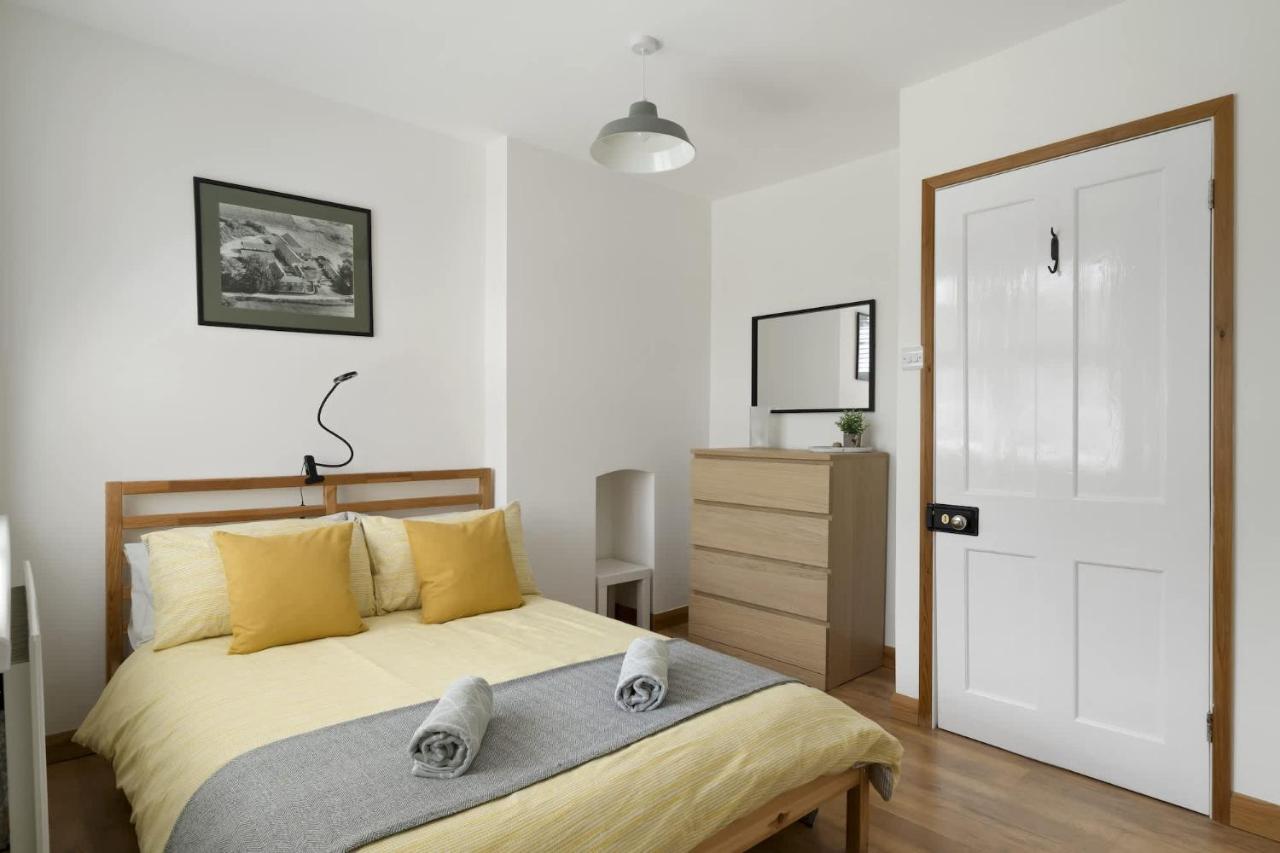 Spacious House Large Patio & Free Parking - B&B Barnstaple
