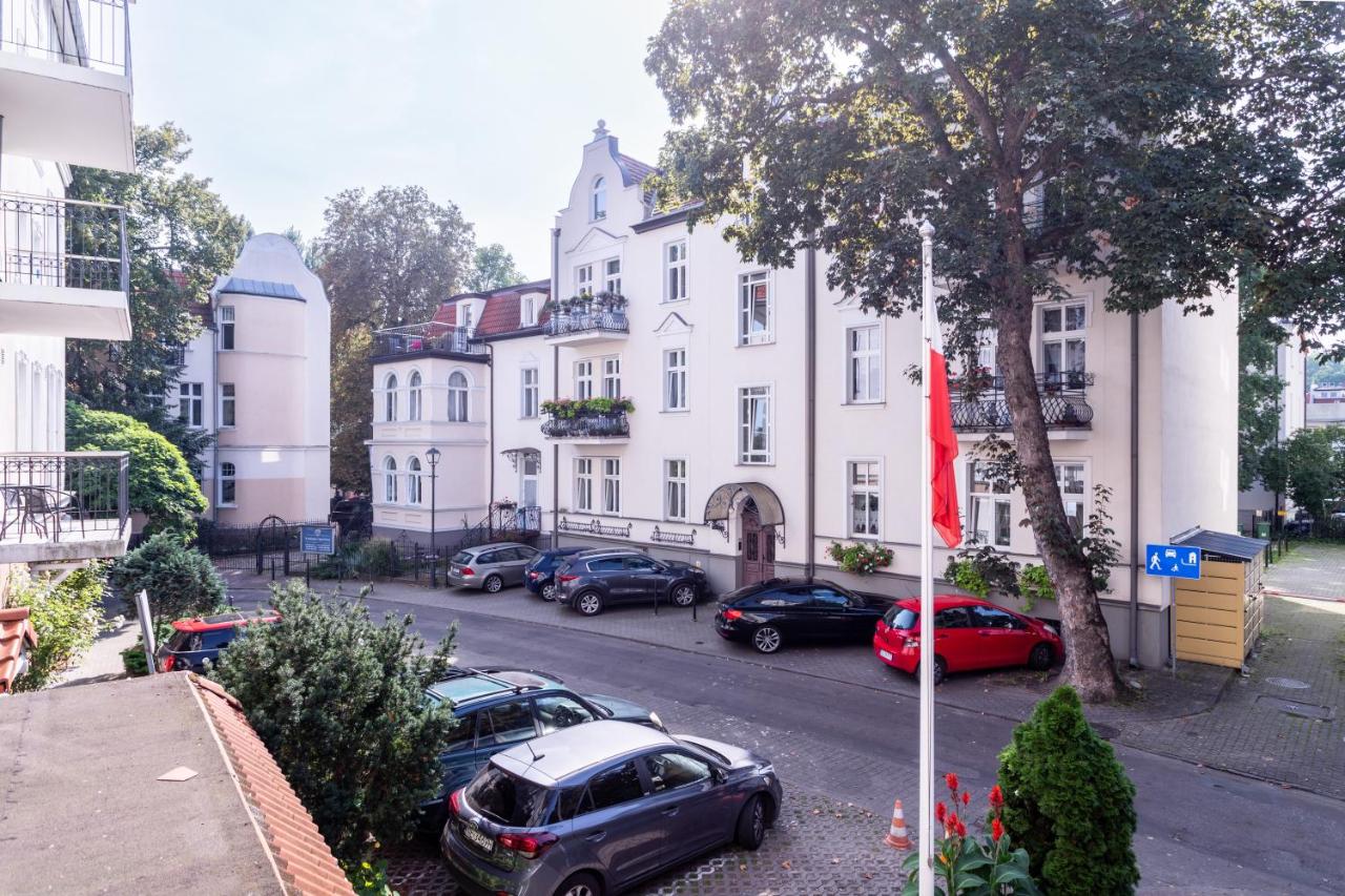 Elegant Victus Apartments in Sopot Close to the Beach by Noclegi Renters - Chambres d'hôtes Sopot