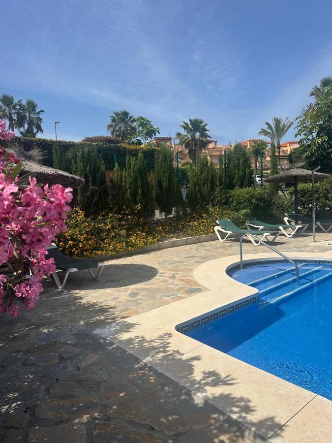 Estepona apartamento en planta baja con jardín privado y siete piscinas - Chambres d'hôtes Estepona