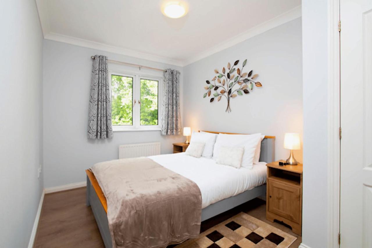 Bracknell Two Bedroom Apartment with Parking - B&B Bracknell