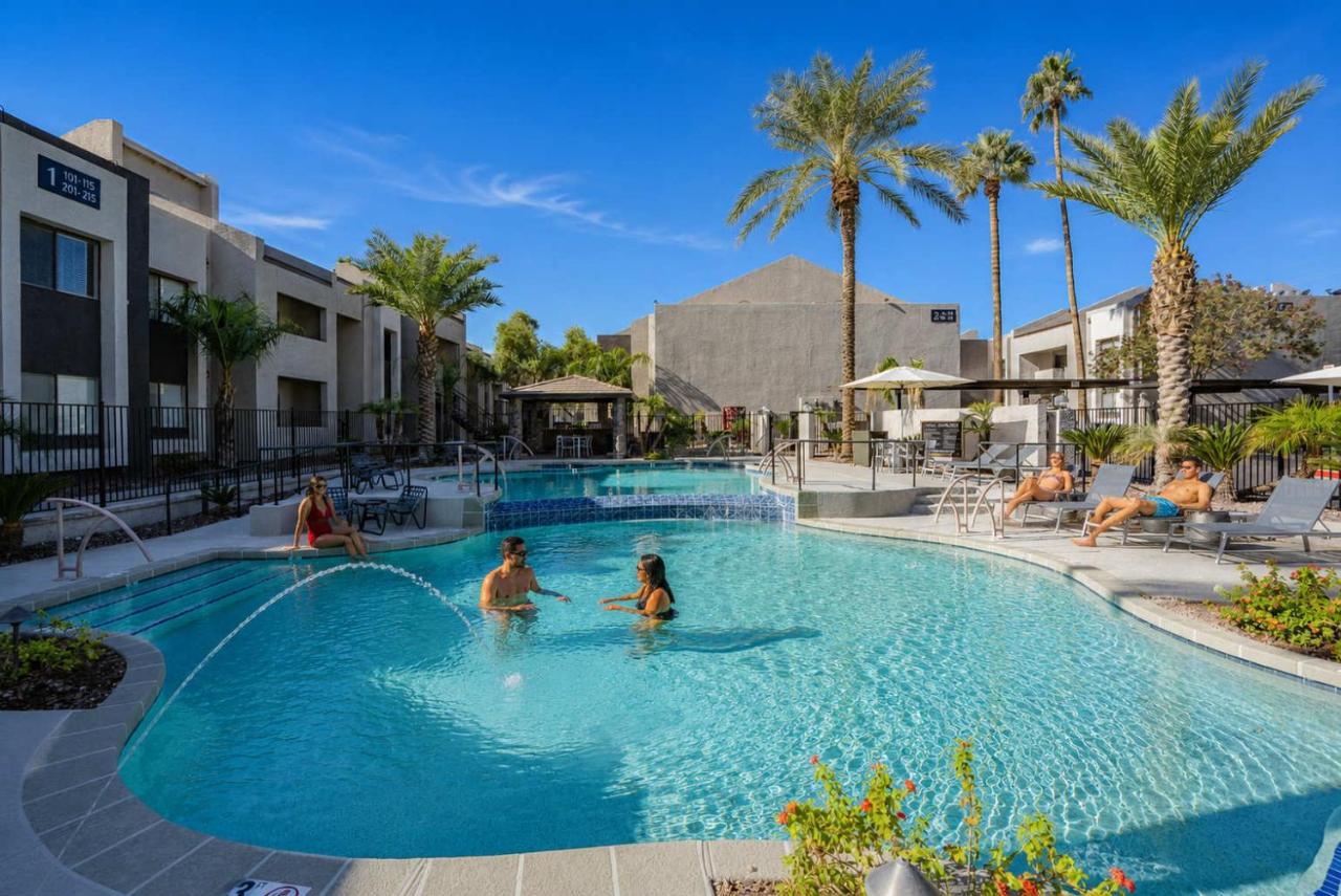 Central Location Pool Gym Balcony Parking Washer and Dryer - Chambres d'hôtes Scottsdale