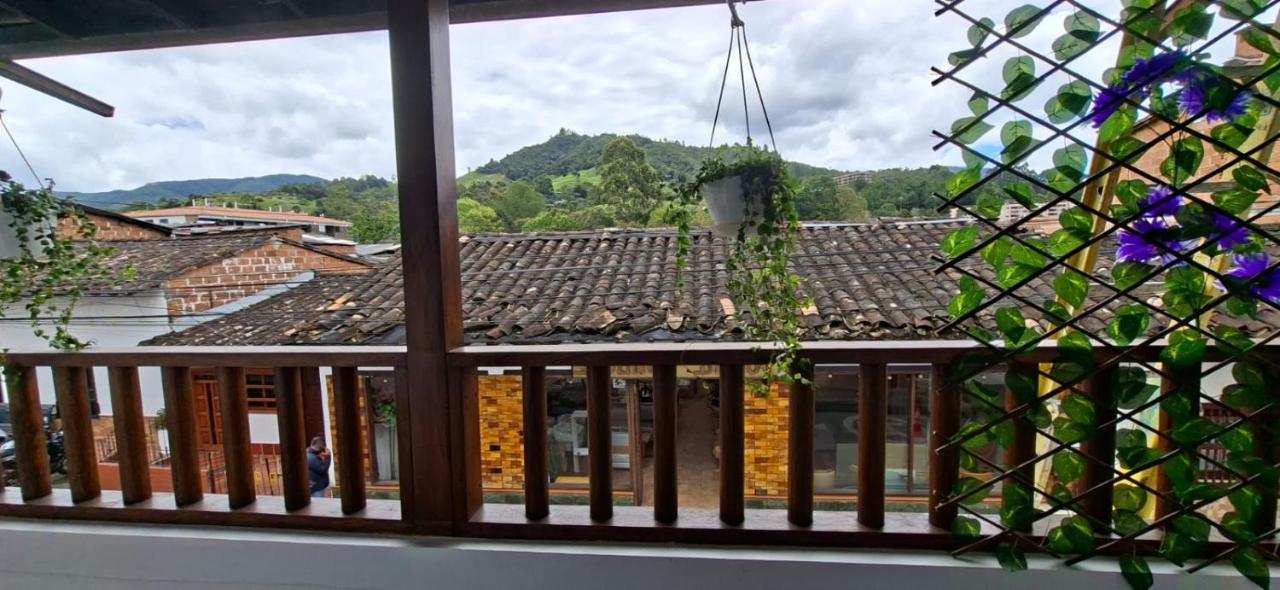 Apartamento con balcón en calle principal El Retiro - Antioquia - B&B Retiro