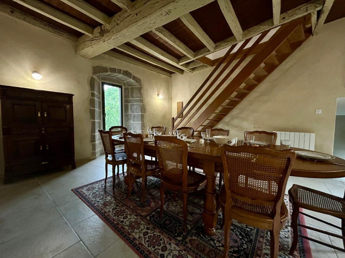 Château de Chausserais - 5 chambres, 4 salles d'eau - à 55 minutes du Puy-du-Fo u - B&B Chiché