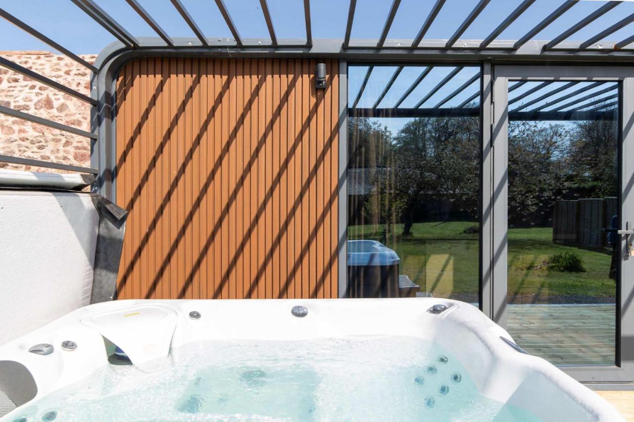 Glamping Pod with a Hot Tub in Orchard - B&B Milford Haven