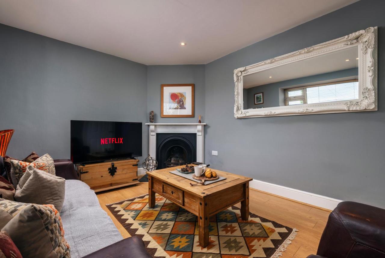Stylish Truro Retreat Sleeps 5 With parking - B&B Kenwyn