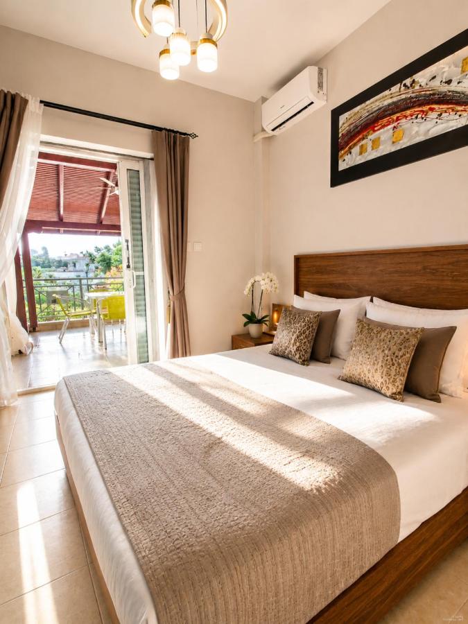 Flogita 5 Seaside Apartments - 150m from Beach, Ideal for Families & Groups - Chambres d'hôtes Néa Flogitá