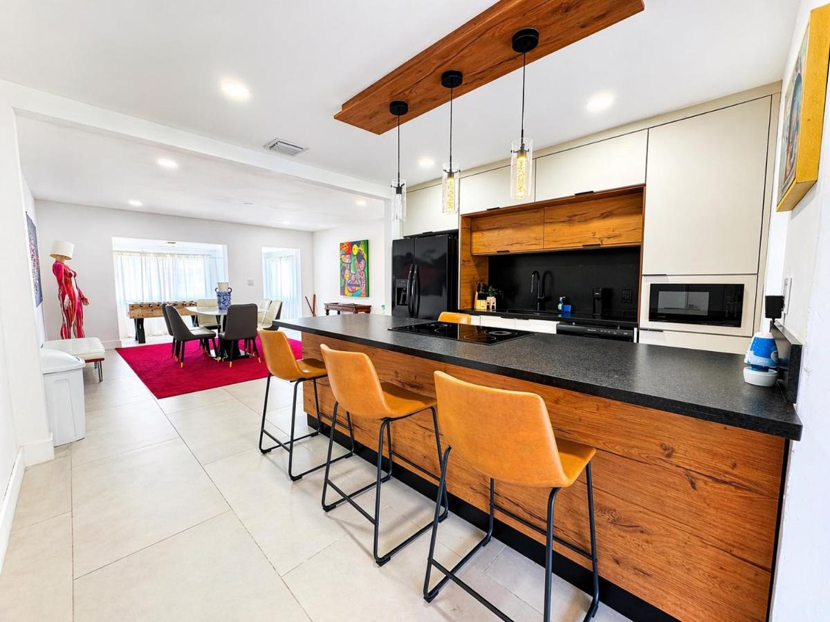 01 Pop Art 4BR Home Bungalow Sleeps 10 - B&B North Miami