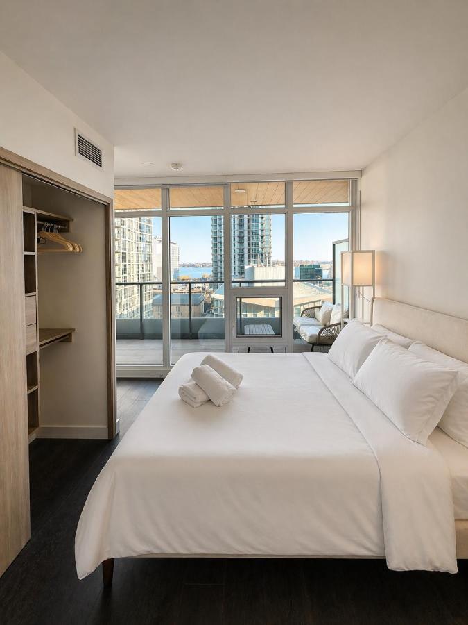 Spacious Luxury Sleeps 7 - Best Location - B&B Toronto