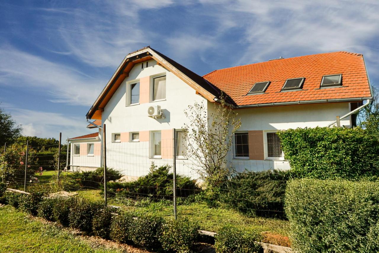 Anna Vendégház Szeleste - B&B Szeleste