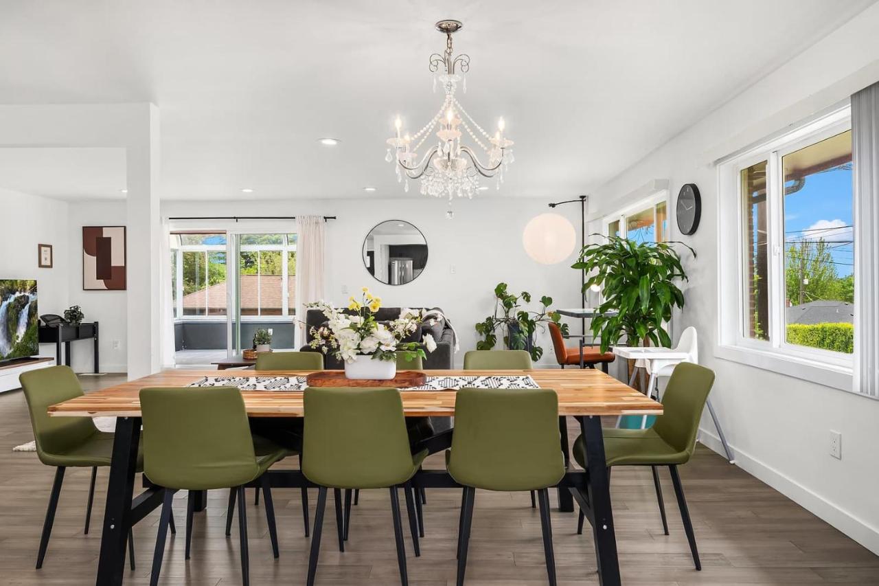 Maple Leaf Modern Retreat with EV Charger - B&B Seattle