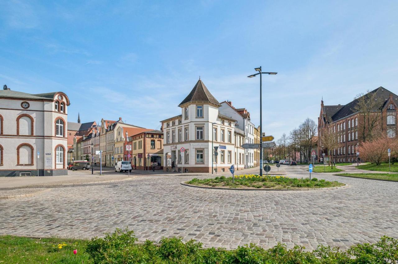 LIVU Admiral 130qm Altstadt-Traum mit Dachterrasse - Chambres d'hôtes Wismar