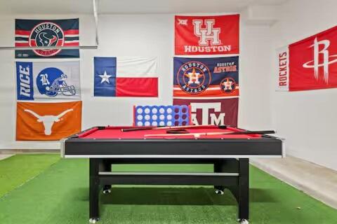 Luxe Designer Retreat Home With Game Lounge Near NRG! - B&B Houston