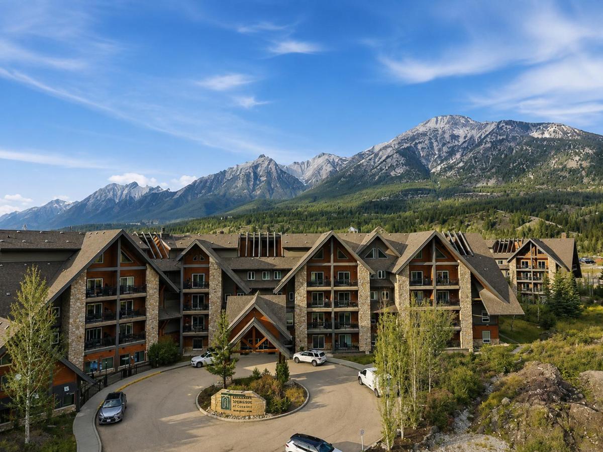 Penthouse with Waterpark Sleeps 8 Spacious Views - B&B Canmore