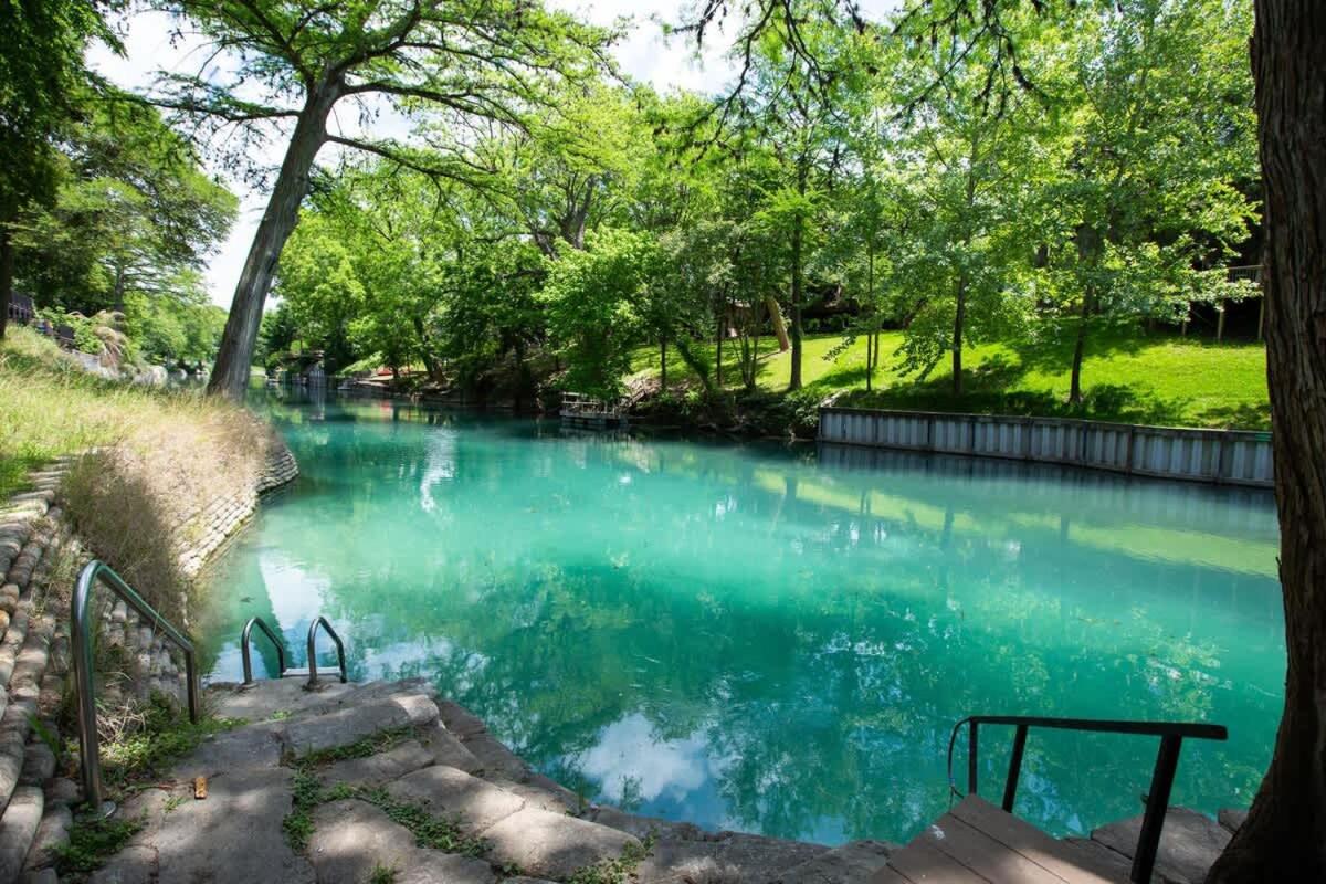CW C102 The Iron Cactus Condo on the Comal - B&B New Braunfels