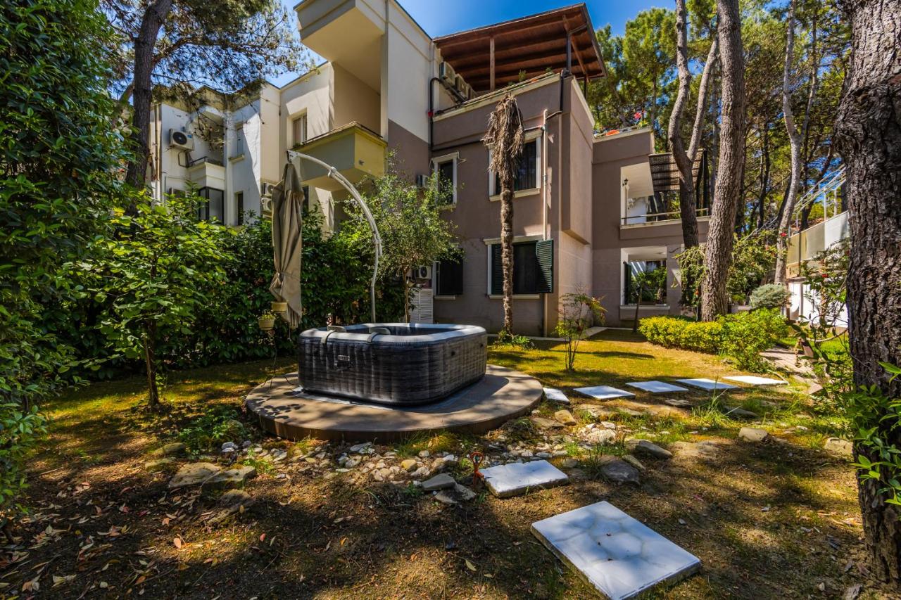 The Garden Jacuzzi Apartment By PS - Chambres d'hôtes Golem