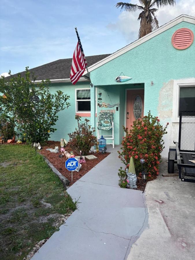 Mermaid Oasis Stuart Whole House 2 bed 2 Bath & extra Bonus Room- Fenced in Yard with Boat Parking - Chambres d'hôtes Stuart