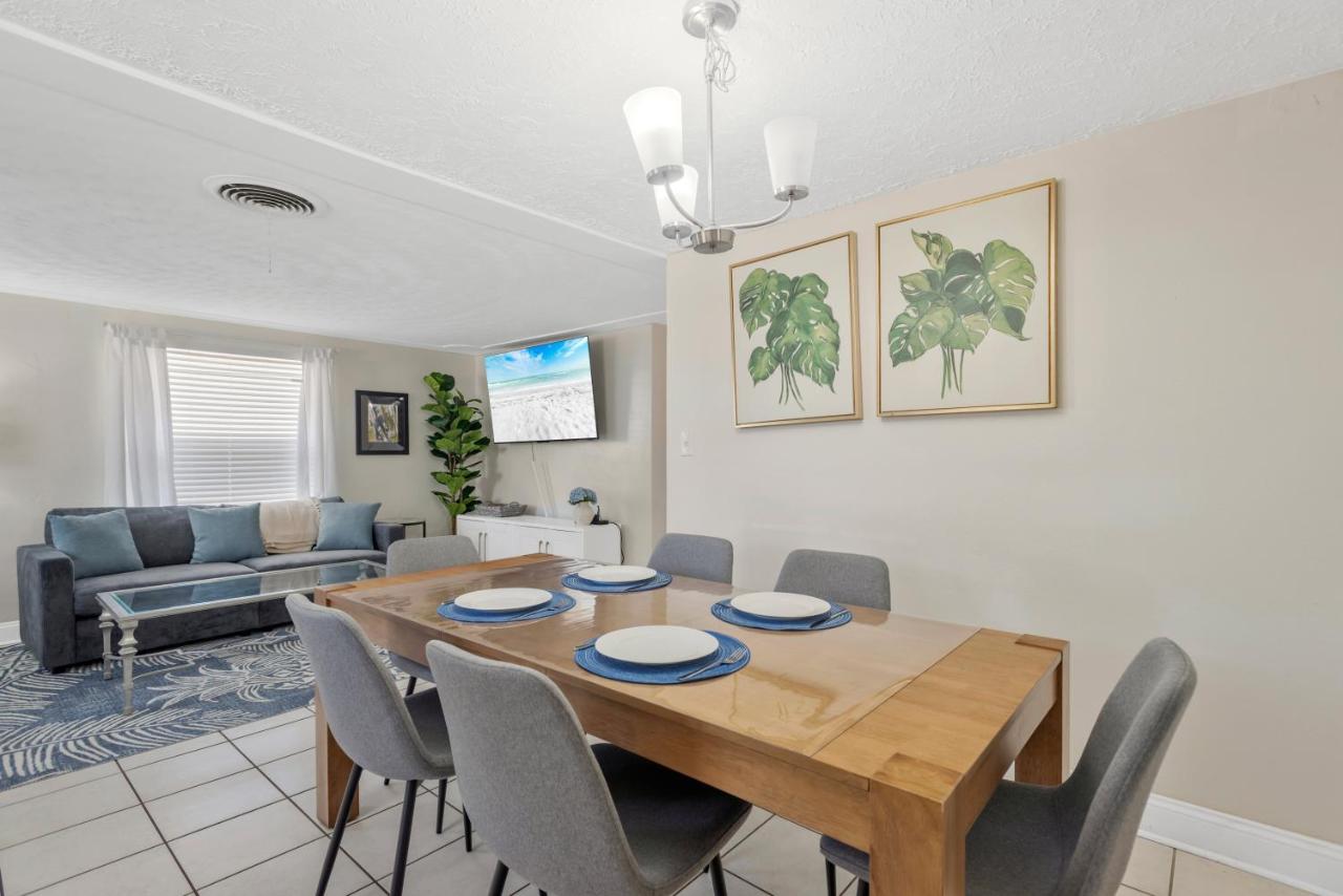 Fully Fenced With Hot tub near Siesta Key Bridge - Chambres d'hôtes Sarasota