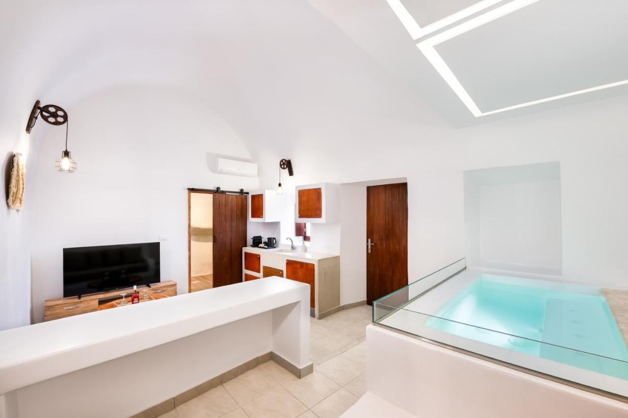 Santorini Rooftop Hot Tub Suite with Panoramic Views - B&B Akrotíri